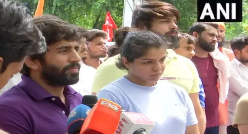 Wrestlers Protest: Sakshi Malik kicks female constable's stomach, unconscious personnel admitted to hospital