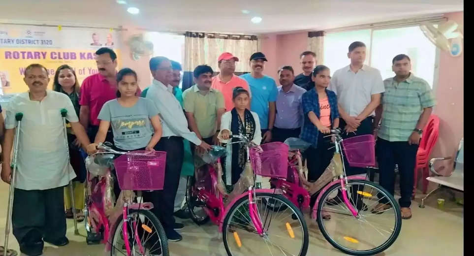 Varanasi: Rotary Kashi distributed cycles among meritorious girls