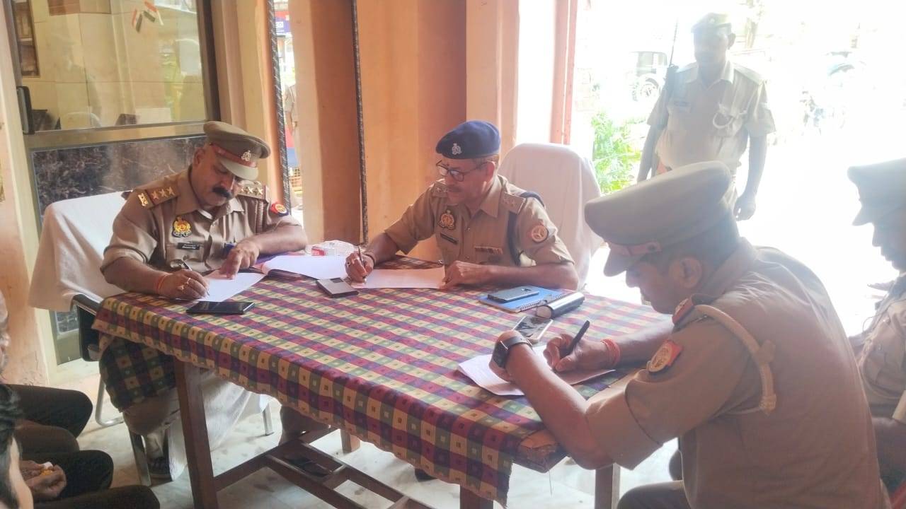 Varanasi News: Meeting held with history-sheeters at Police Station Chowk for the purpose of physical verification.