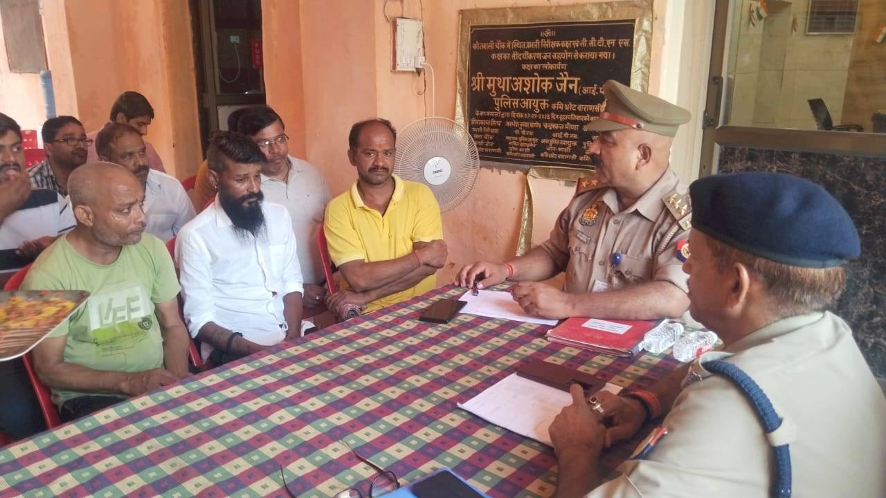 Varanasi News: Meeting held with history-sheeters at Police Station Chowk for the purpose of physical verification.