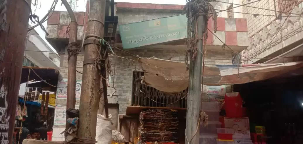 Varanasi News: There are two trade circles here, but not a single toilet