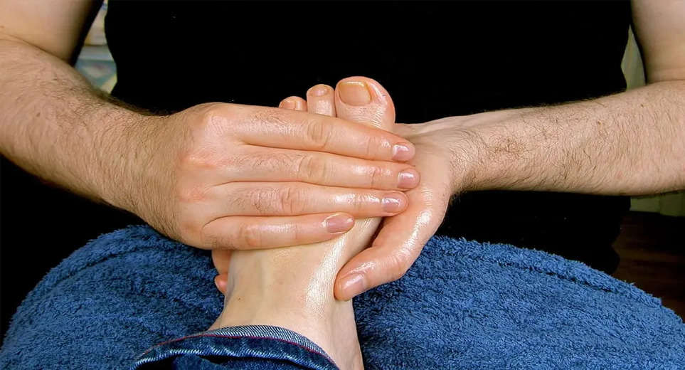 Health Tips: Massage this oil on the soles of the feet before sleeping at night, many problems go away.