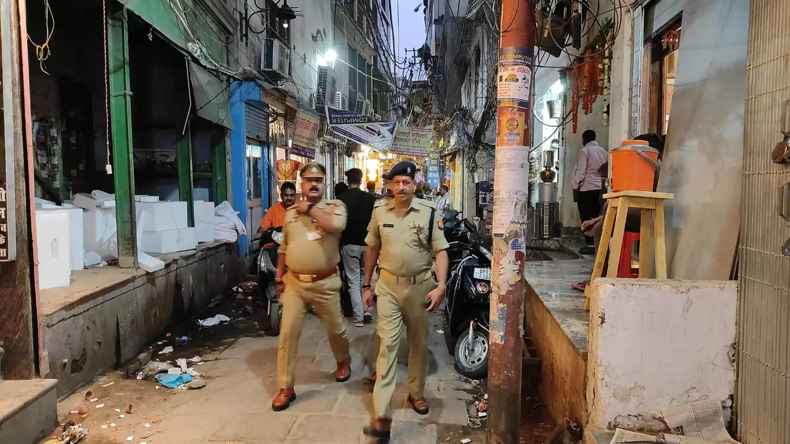 Varanasi News: Police patrolling on foot under the leadership of ACP Dashashwamedh