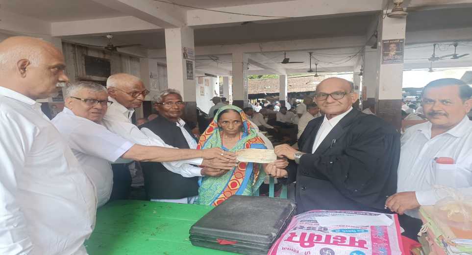 Varanasi News: Two lakh check given to advocate's widow wife, commendable initiative of Bar Council