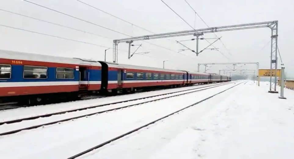 Viral News: People crazy about this beautiful station laden with snow, Railway shared this amazing video