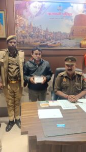 यूपी सार्वजनिक परीक्षा अध्यादेश 2024 के तहत FIR दर्ज, इलेक्ट्रॉनिक डिवाइस के साथ पकड़ा गया सहायक अध्यापक